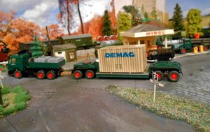 Грузовик выезжает через переезд