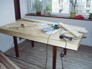 Старый стол стал опорой и подмакетником