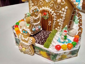 Приветливые работники встречают составы