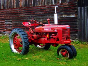 1948_McCormick_DeerIng_Farmall_farm_tractor.jpg