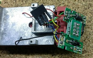 Родной разъем отпаиваю для дальнейшего использования. Если бы провода от паровоза были длинее на 1см то от вышеуказанного разъема вообще отказался.