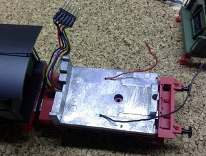 Делаю углубления для проводов токосъема и начинаю все собирать