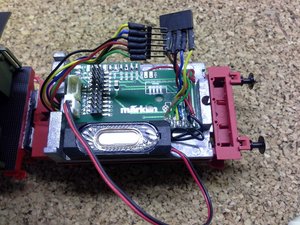 Плата на двухсторонний пористый скотч, распаиваю на плату провода родного разъема. Рядом устанавливаю длинный узкий корпусной динамик от Marklin