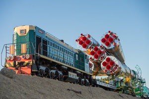 Soyuz_TMA-10M_spacecraft_roll_out_by_train_(7).jpg