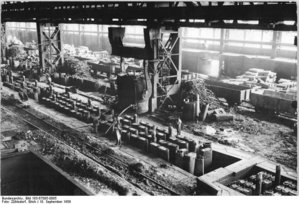 Bundesarchiv_Bild_183-67095-0005,_VEB_Stahl-_und_Walzwerk_Brandenburg,_Gießgrube.jpg