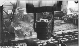 Bundesarchiv_Bild_183-67115-0003,_VEB_Stahl-_und_Walzwerk_Brandenburg,_Gießgrube.jpg