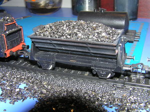 Вагоны покрашены и наполнены углем.