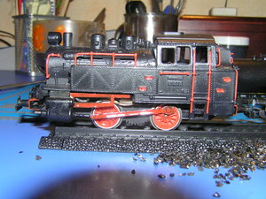 Затер все швы от отливки, сделал поручни лесенки.