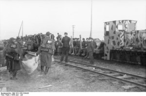 Bundesarchiv_Bild_101I-155-2104-03,_Russland,_Truppentransport_mit_Feldbahn.jpg
