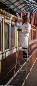 476C89A500000578-5191381-Another_member_of_the_team_at_York_s_National_Railway_museum_wor-a-7_1513617267544.jpg