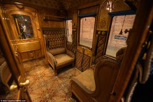 476C885900000578-5191381-Pictured_is_a_section_of_the_carriage_where_the_Queen_would_sit_-a-5_1513617267417.jpg