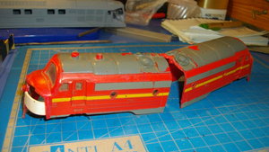 Не знаю как соединить две половинки, за плавлено клеем и большой зазор.