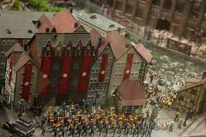 На флагах в белых кружочках на красном фоне должны быть свастики, но закон современной Германии запрещает ее изображение.