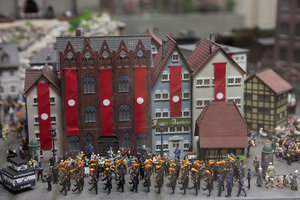 - местное население приветствует факельное шествие нацистов (30-ые годы прошлого столетия) .