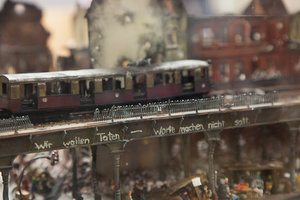 Надпись на мосту в моем вольном переводе: «Мы будем действовать, словами сыт не будешь».