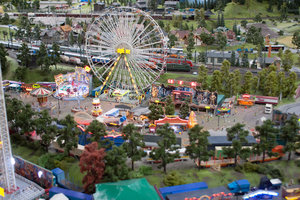 Кстати,  Ярмарка -  от немецких слов Jahr Markt -  ежегодный рынок, и по-немецки это слово - jahrmarkt, как и по-русски, означает ярмарку.