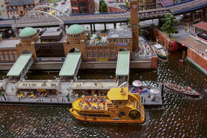 кораблик &quot;Король-Лев&quot; ходит по Эльбе как маршрутка, соединяя набережную Ландунгсбрюкен с театром, где много лет идет одноименный мюзикл &quot;Король-Лев&quot;