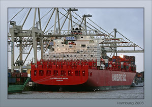 Под разгрузкой/погрузкой в порту Гамбурга контейнеровоз компании Гамбург-Юг. Контейнеры  Hamburg-Sued можно увидеть в портах и на автомобильных дорогах всего мира