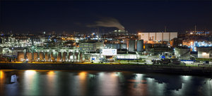 один из скромных уголков порта вечером, напротив здания Филармонии, откуда и сделан этот кадр. В этой части порта доминируют химические гиганты, развозящие свою продукцию по всему миру.