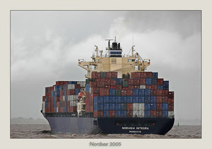 Контейнеровоз входит в устье Эльбы из Северного моря, чтоб порадовать европейцев китайским импортом. (потребителям Али-экспресс посвящается)