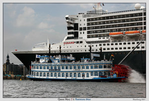 Большой гость порта Куин Мери 2 и его маленькая хозяйка Лузиана Стар