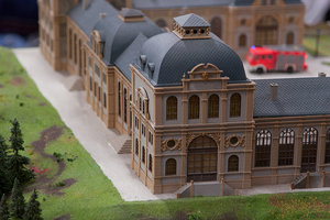 ...по вызову на возгорание в замке приехала пожарная машина...