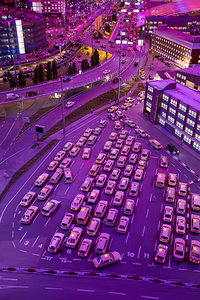 таксисты ждут своих клиентов недалеко от зоны прилета и днем, и ночью. Но такой навязчивостью, как в московских аэропортах, не отличаются.