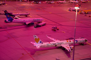 и здесь он же, Ту-154 , спрятался за Boeing -767-300 Condor. На переднем плане -  Boeing -757-300 Condor с надписью &quot;мы любим летать&quot; и сердечками