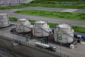 Заправочный терминал, откуда заправщики развозят керосин для заправки самолетов