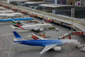 Парад тяжеловесов: А-330 гамбургского аэропорта, за ним B-777-200 Эмирейтс, далее В-777-300 КЛМ, потом В-747 &quot;Джамбо&quot; от Люфтганзы, еще один B-777-300, на этот раз Эйр Франс , и замыкает строй красавцев двухэтажный гигант А-380 опять же Люфтганзы.