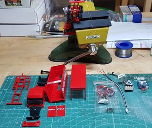 Так выглядит разобранная модель и необходимые для установки радиокомпоненты