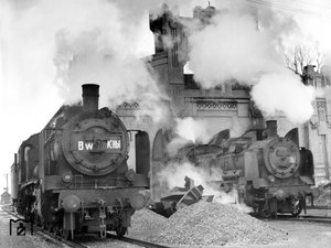 38 2594 (ex Bw Halle P) und 38 2898 (rechts) im Bw Kiew Hbf. Zur Jahreswende 1942/43 besaß das Bw Kiew bis zu 62 preußische P 8. (1942) Foto: RVM (Ittenbach)