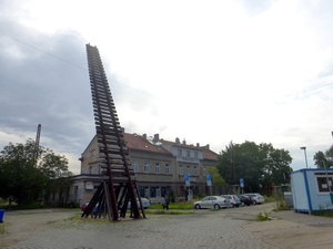 Вокзал Прага-Бубны-Влтавска (серое здание на заднем плане)