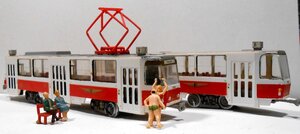 Отто помогает Гертруде протирать окна