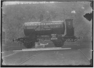 fotografie-zweiachsiger-Oel-und-treibstoff-transportwagen-kesselwagen-1893-13740.jpg