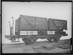 fotografie-zweiachsiger-selbstentladewagen-mit-klappenspreizvorrichtung-nach-dem-entladen.jpg