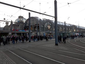 Главный вокзал и толпа перед ним