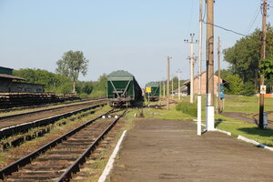 Вид з платформи на першу колію у напрямку Ковеля. Зправа видно посадочну платформу вузької колії