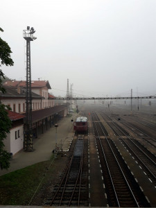 Впереди - Эльба и туман, за спиной - замок Střekov