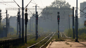Трава и электровоз в горловине станции Брашов (Румыния)