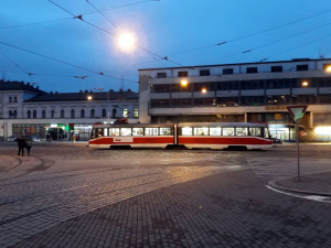 Вокзал Брно вечером и Tatra K2R