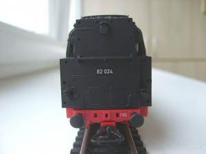 Огромные дыры для лесенок и поручней.