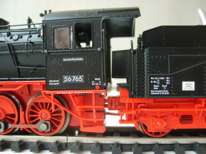 Паровоз принадлежит DR с табличкой на тендере, что вода не является питьевой.