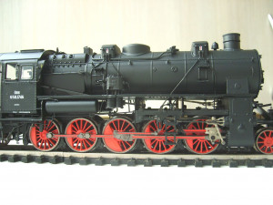 Трапик для обслуживания в районе второй движущей оси также не забыт.