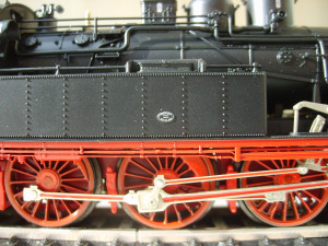 Фабричная табличка говорит о том, что локомотив выпущен в 1923 году фирмой Хеншель из Касселя.