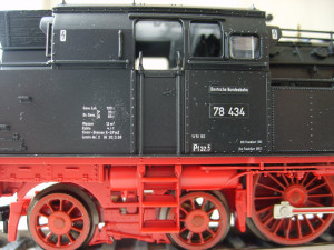 Будка машиниста с поддерживающей тележкой.