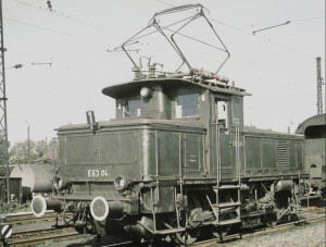 Середина 1950-ых. Зелёный цвет. Третий фонарь ещё под крышей