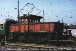 8.09.1976 Локомотив красного цвета. Третий <br />фонарь на капоте. Также можно заметить <br />перила маневровых переходов. Ну и <br />соответствующий времени номер: 163-004. Как видно, типы пантографов тоже менялись