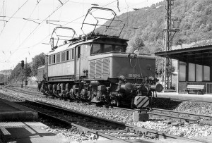 На протяжении более четырех десятилетий работа в качестве локомотива-толкача на Geislinger Steige, была одним из направлений деятельности класса E 93. У 193 001 для этой цели была специальная муфта, которая по окончании толкания, могла отцепляться от состава прямо из кабины при помощи троса. На фото середины 1970-ых, локомотив 193 001 ждёт следующего грузового поезда. Помимо 193 001, такой муфтой были оборудованы также локомотивы 194 038 и 039 из Аугсбурга. После того, как 193 001 была выведен из эксплуатации, 193 004 унаследовал эту систему сцепления