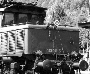 Детальный вид муфты с тросовой тягой, которая ведет трос в кабину машиниста, через отклоняющий шкив